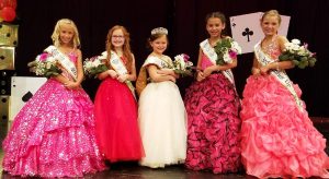 Pictured (l to r): 4th Runner-up Braelyn Miller, 2nd Runner-up Scarlett Roston, Miss Teeny Pop 2017 Paytn Smith, 1st Runner-up Alivia Guadarrama, and 3rd Runner-up Ava Roseberry.