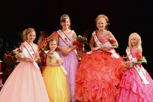 (l – r) 3rd Runner-Up Ava Roseberry, 1st Runner-Up Paytn Smith, Miss Teeny Pop 2016 Abigail Bennett, , 2nd Runner-Up Melanie Lee, and 4th Runner-Up Braelyn Miller.